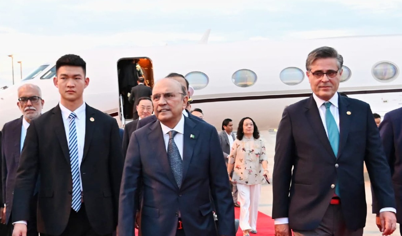 Pakistan President Asif Ali Zarari (2R) arrives at Chengdu Shuangliu International Airport